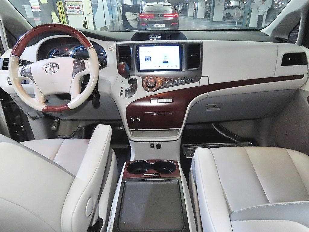 Toyota Sienna — photo 10