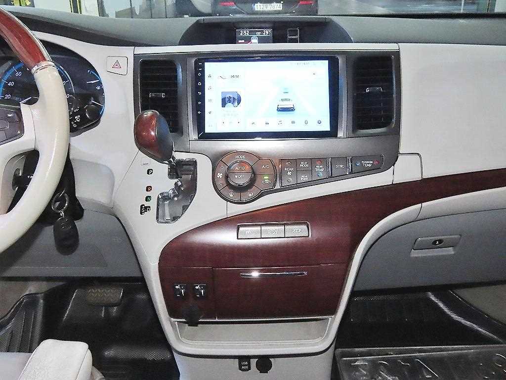 Toyota Sienna — photo 11