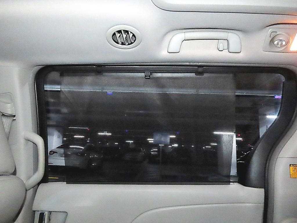 Toyota Sienna — photo 12