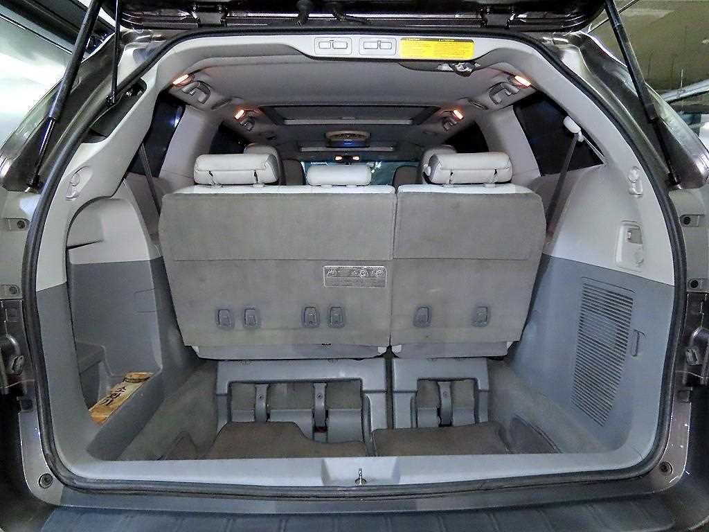 Toyota Sienna — photo 15