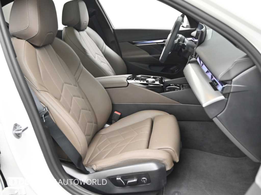 BMW 5-Series — photo 10
