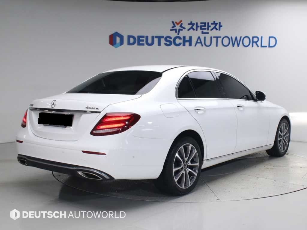 Mercedes-Benz E-Class — photo 02
