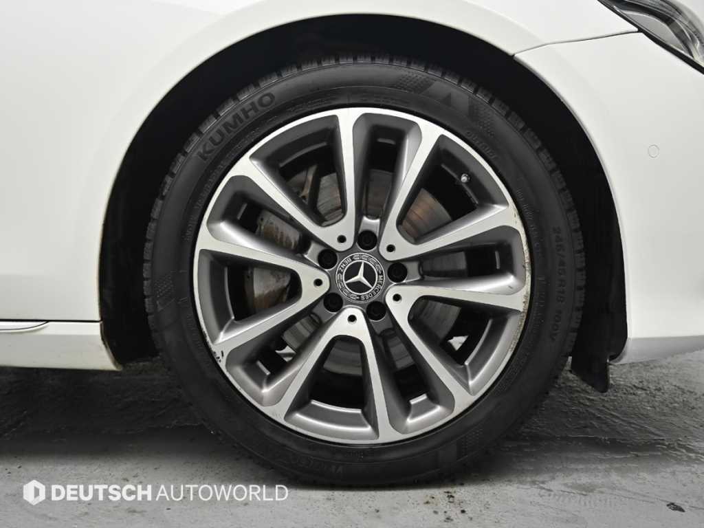 Mercedes-Benz E-Class — photo 05