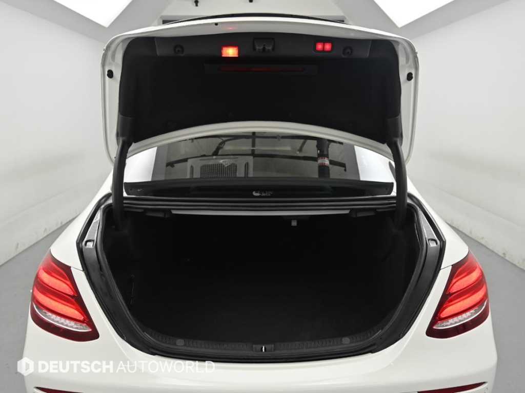 Mercedes-Benz E-Class — photo 19