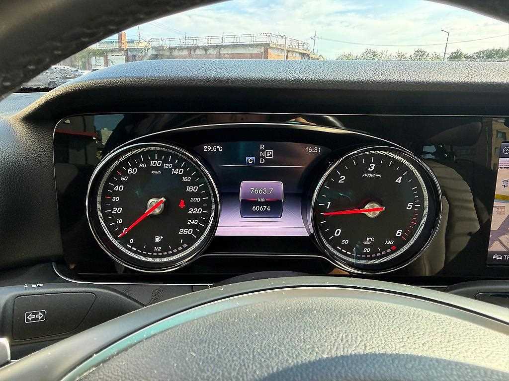 Mercedes-Benz E-Class — photo 09
