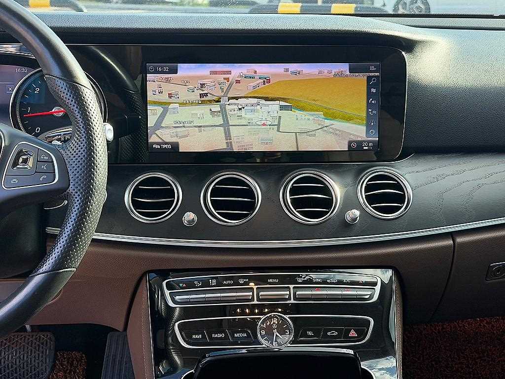 Mercedes-Benz E-Class — photo 10