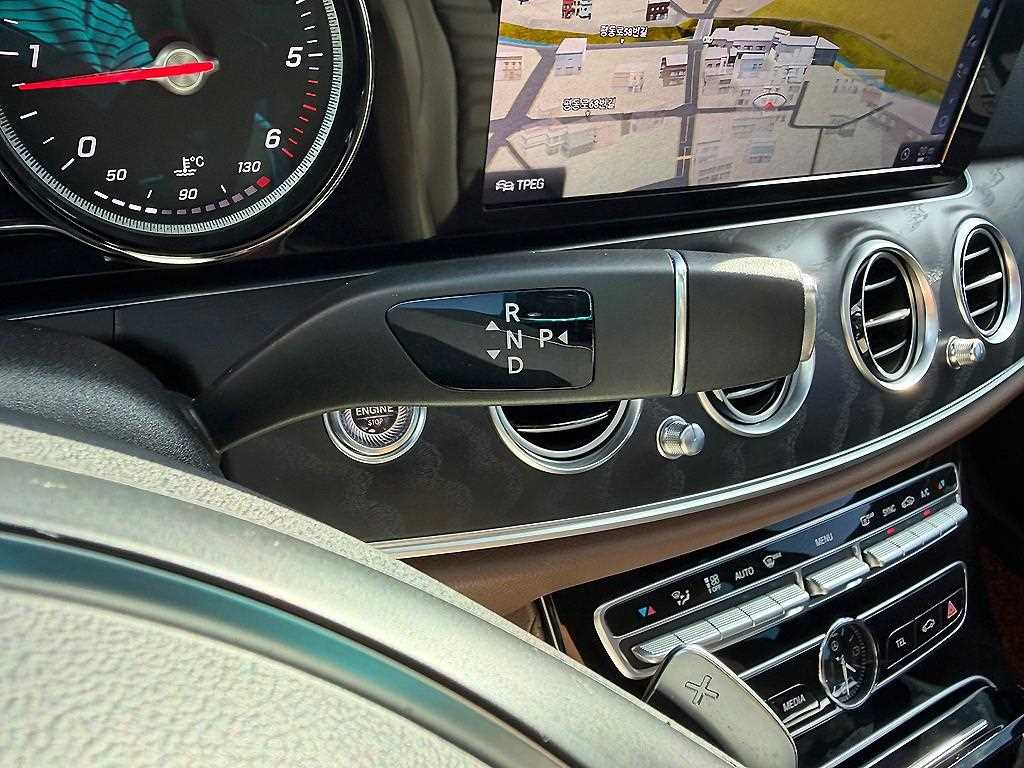 Mercedes-Benz E-Class — photo 11