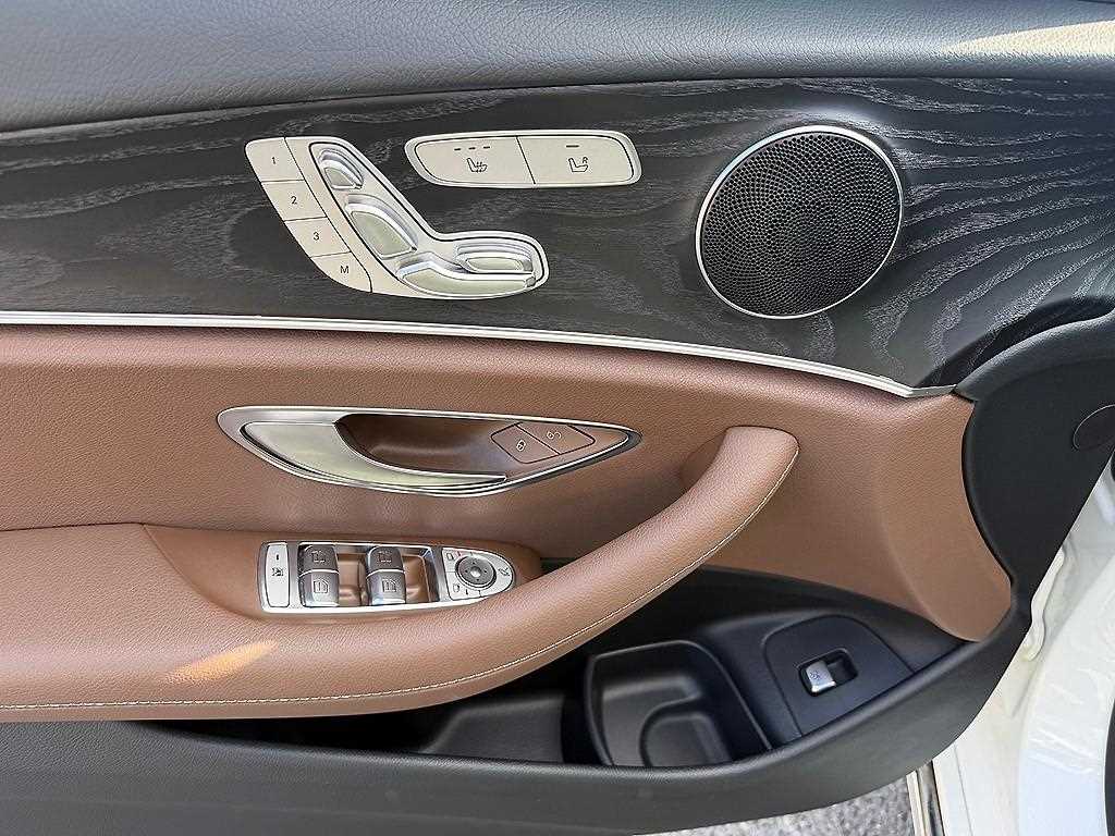 Mercedes-Benz E-Class — photo 12