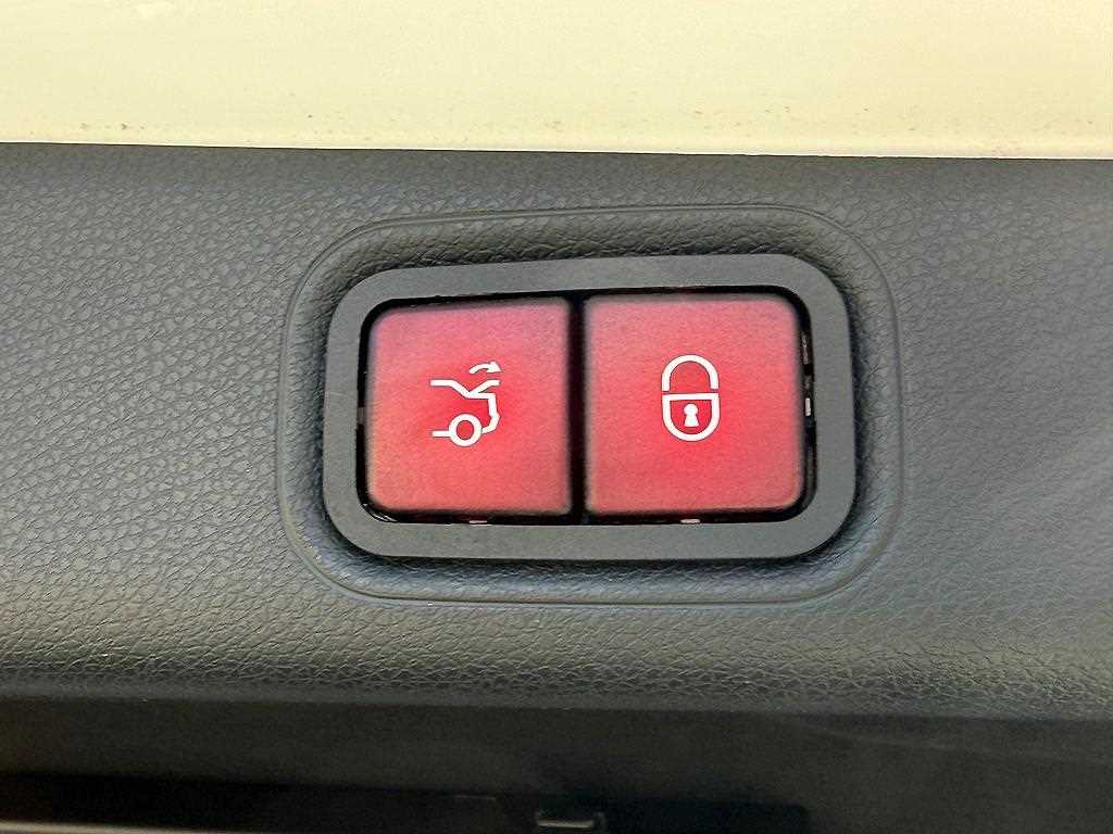 Mercedes-Benz E-Class — photo 18