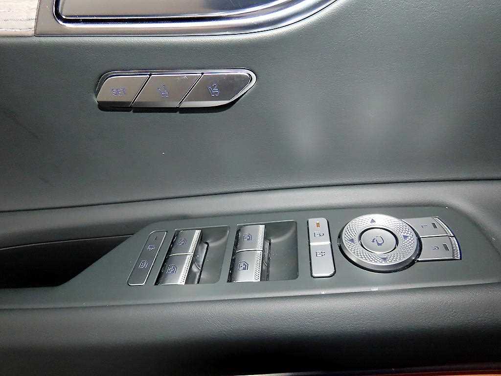 Genesis GV80 — photo 13