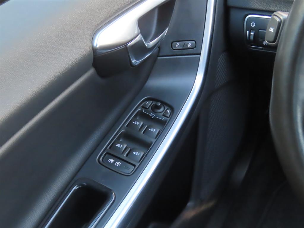 Volvo S60 — photo 12