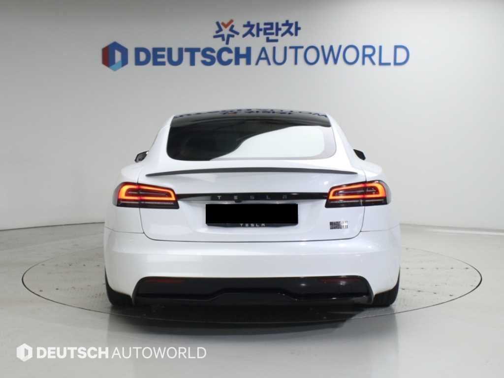 Tesla Model S — photo 04