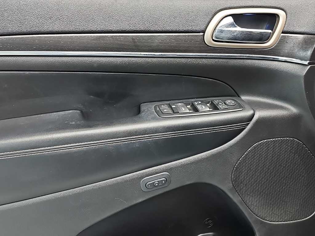 Jeep Cherokee — photo 17
