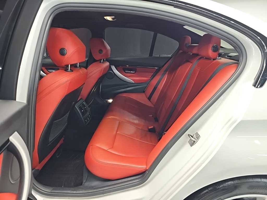 BMW 3-Series — photo 12