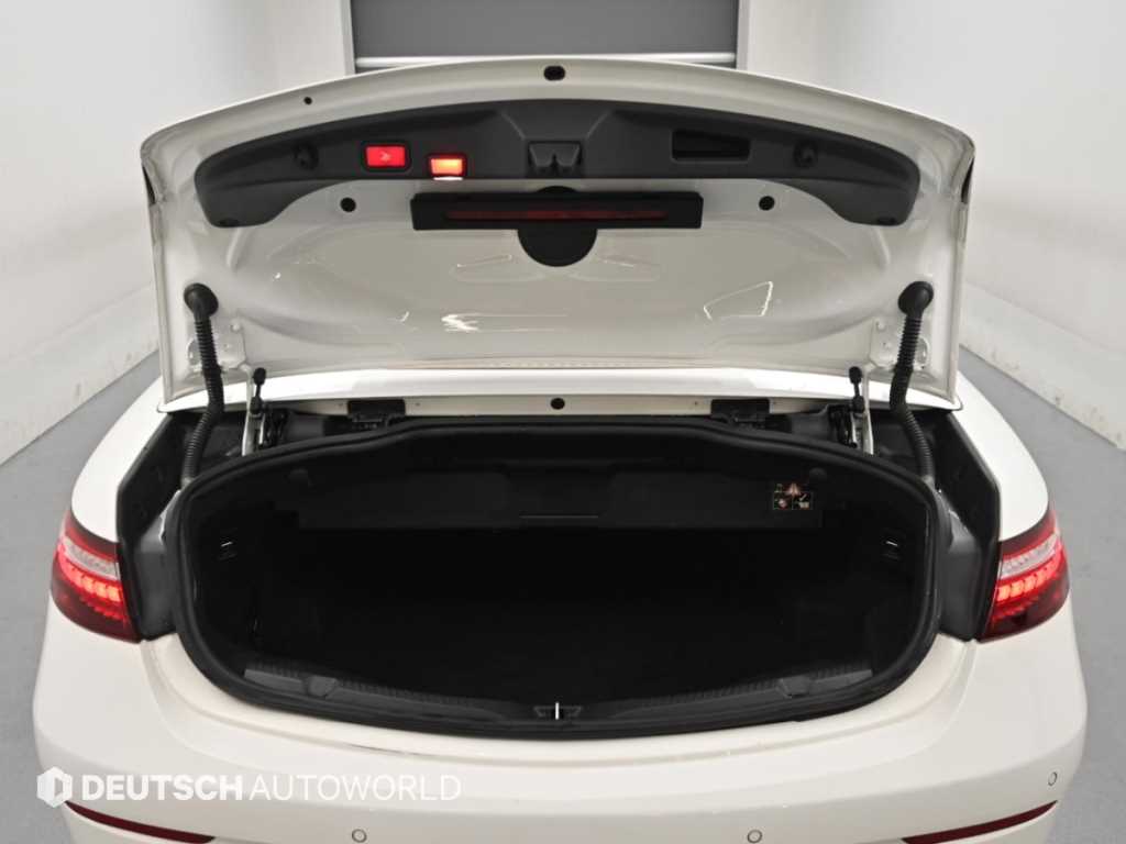 Mercedes-Benz E-Class — photo 19