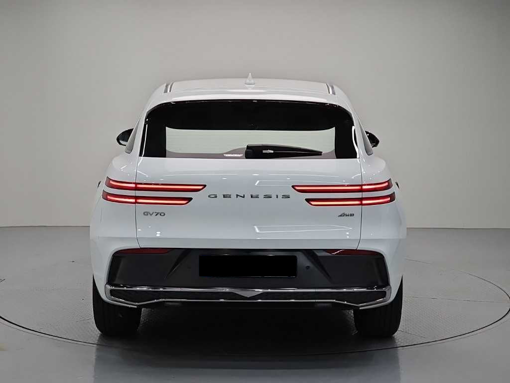 Genesis GV70 — photo 03