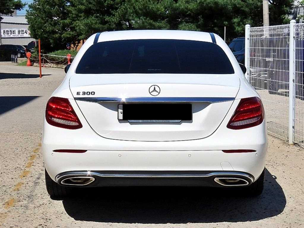 Mercedes-Benz E-Class — photo 04