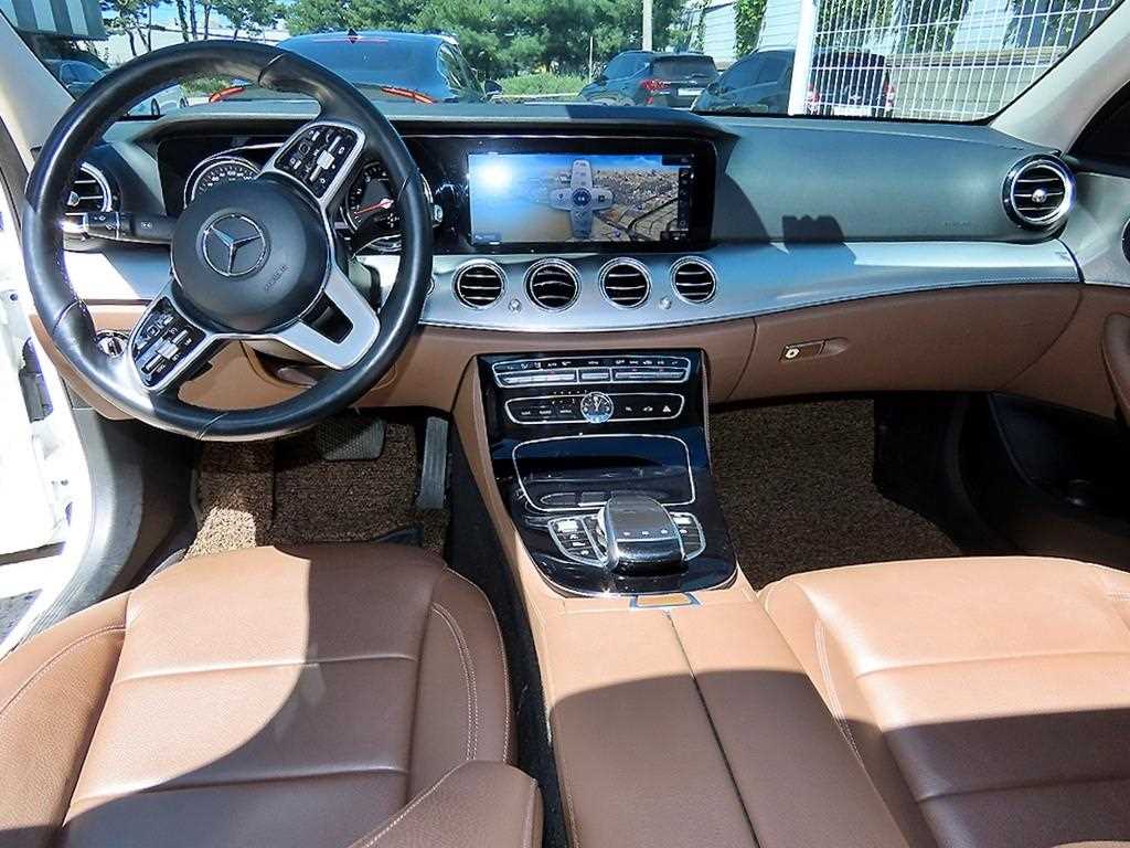 Mercedes-Benz E-Class — photo 07