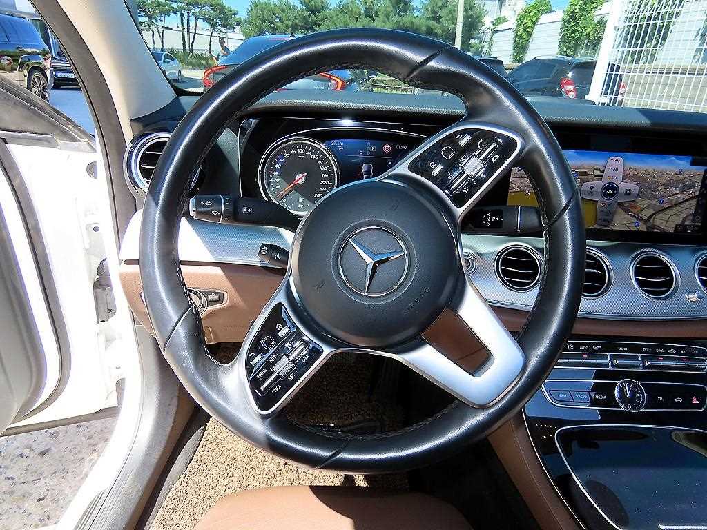 Mercedes-Benz E-Class — photo 08