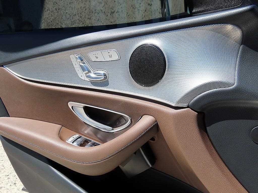 Mercedes-Benz E-Class — photo 11