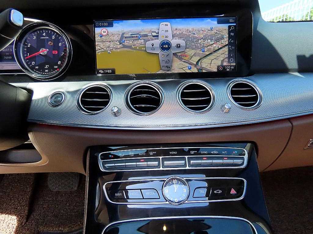 Mercedes-Benz E-Class — photo 13