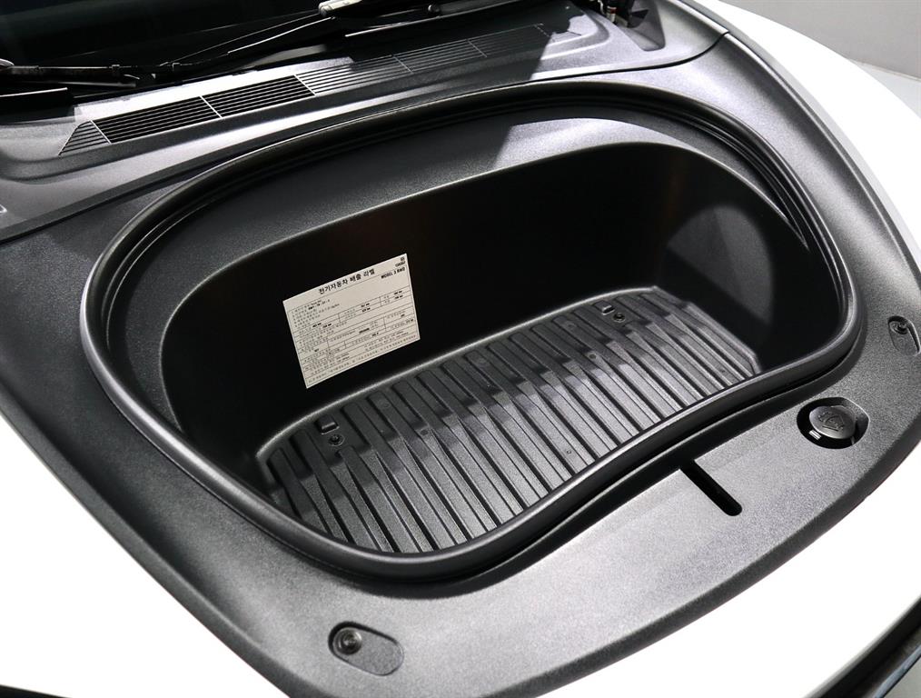 Tesla Model 3 — photo 06