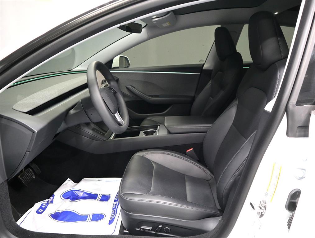 Tesla Model 3 — photo 09