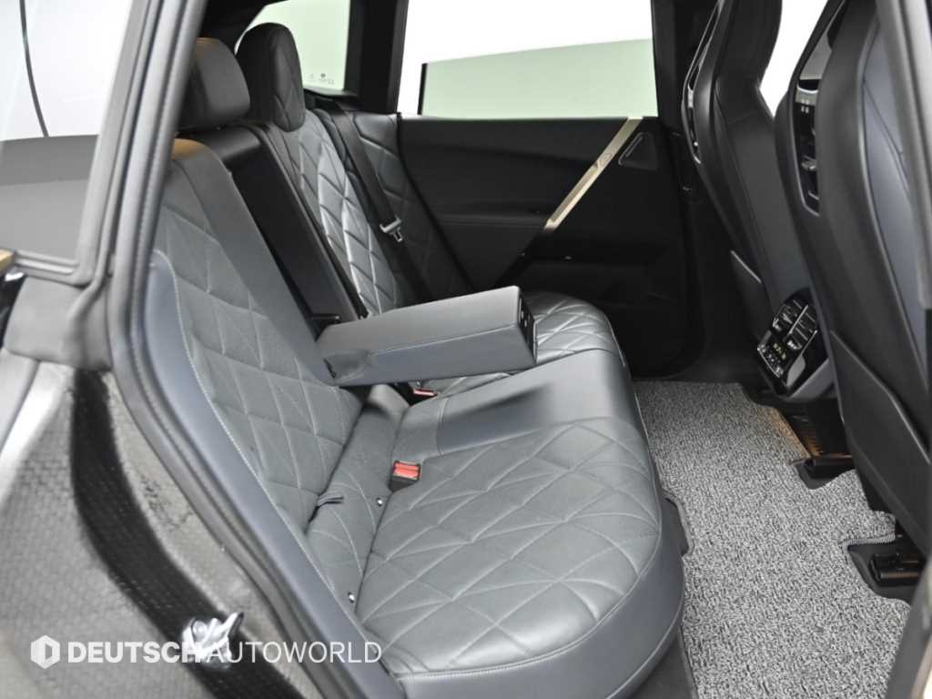 BMW iX — photo 12