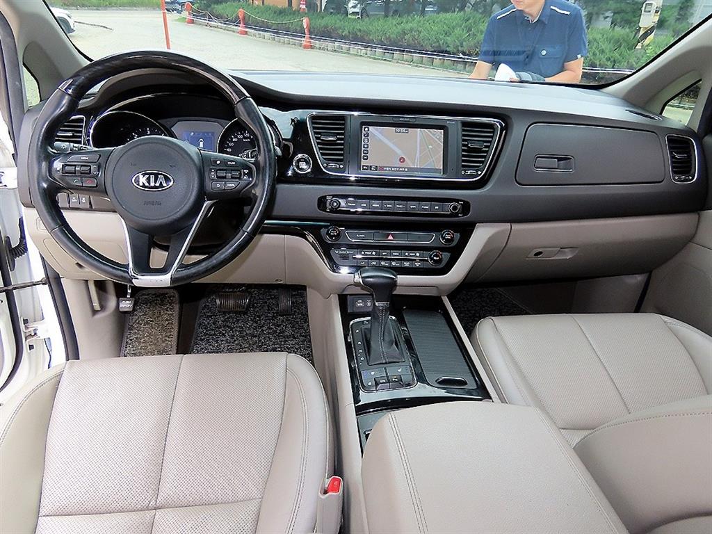 Kia Carnival — photo 07