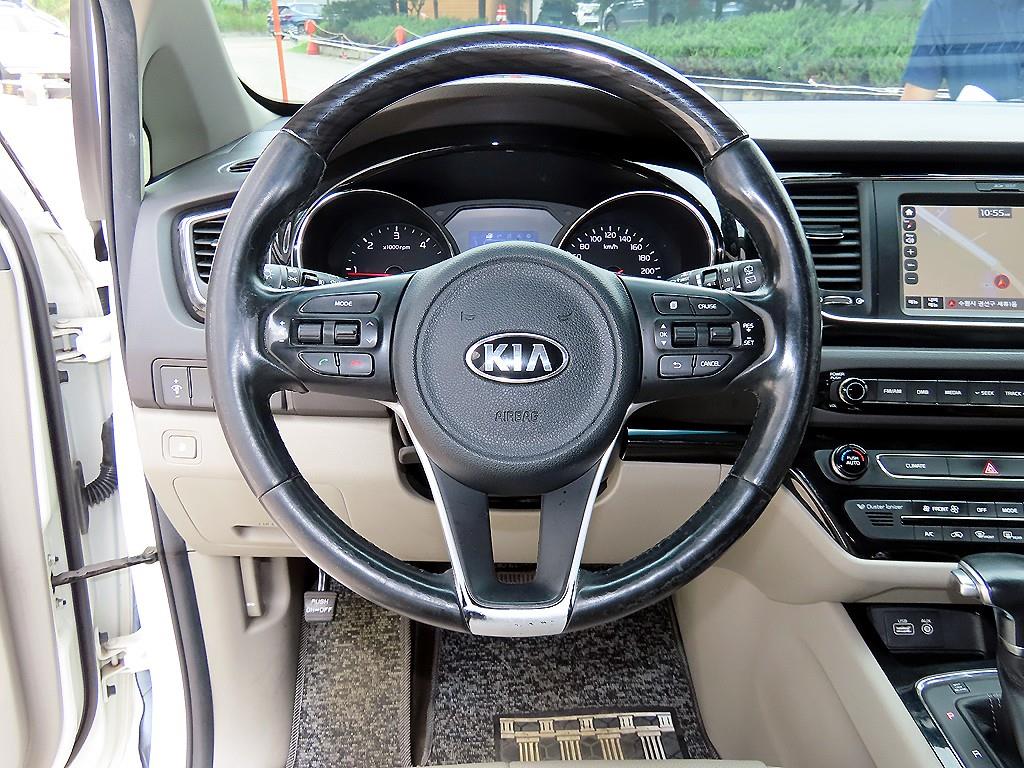 Kia Carnival — photo 08