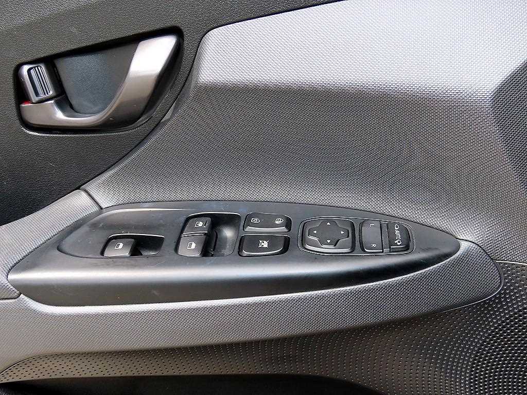 Hyundai Veloster — photo 12