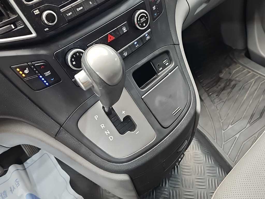 Hyundai Starex — photo 08