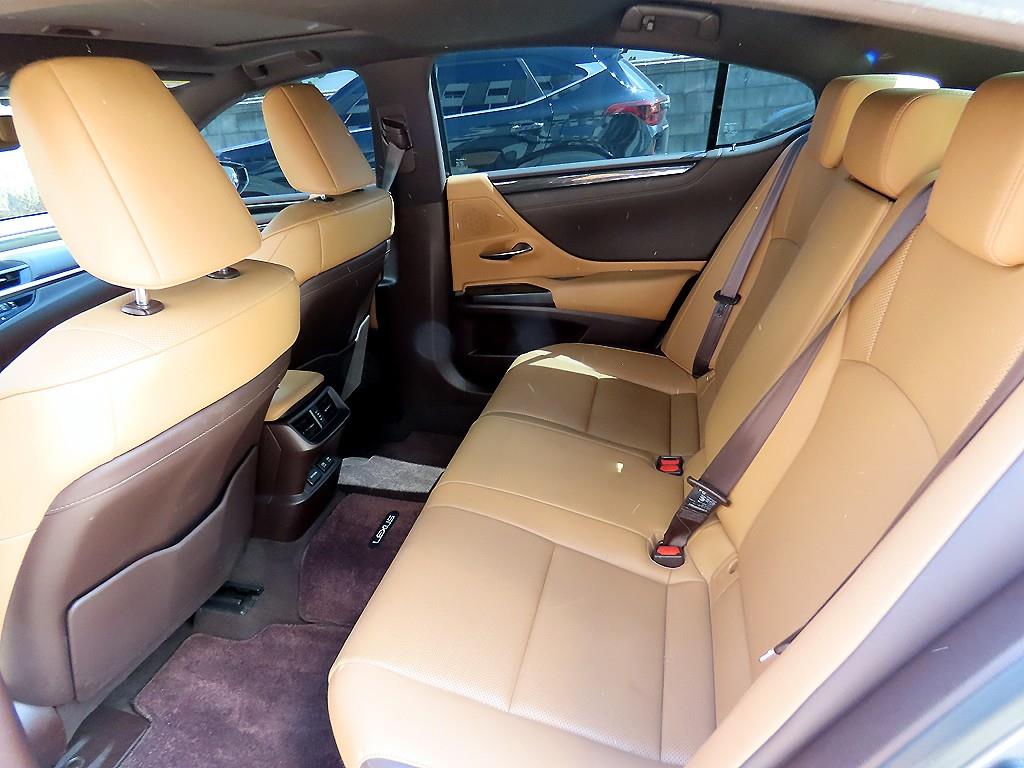 Lexus ES — photo 06