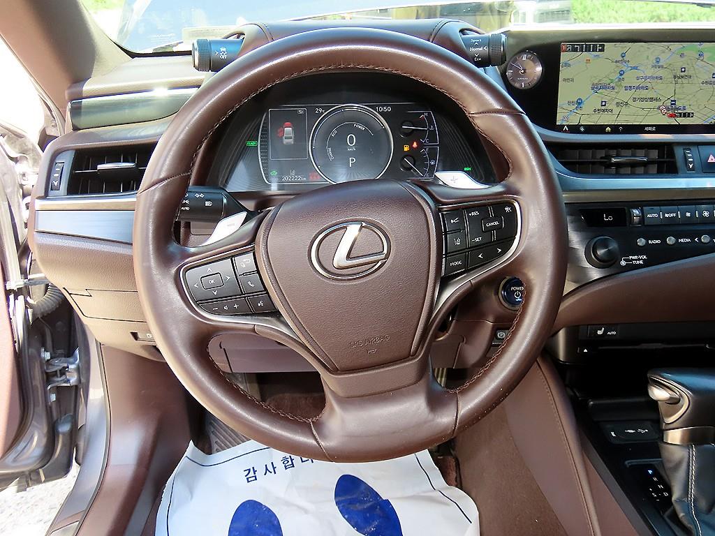 Lexus ES — photo 08