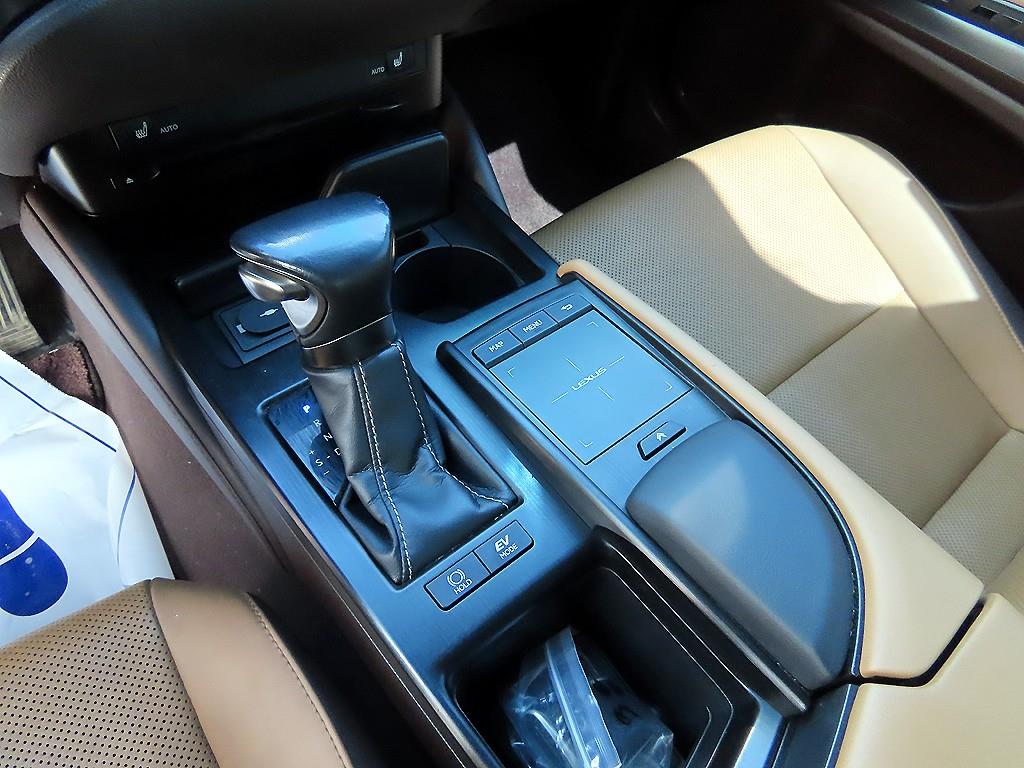 Lexus ES — photo 10