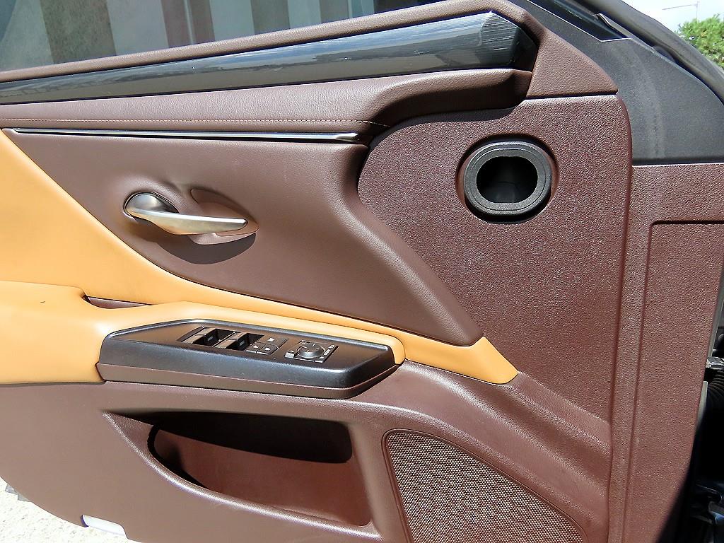 Lexus ES — photo 11