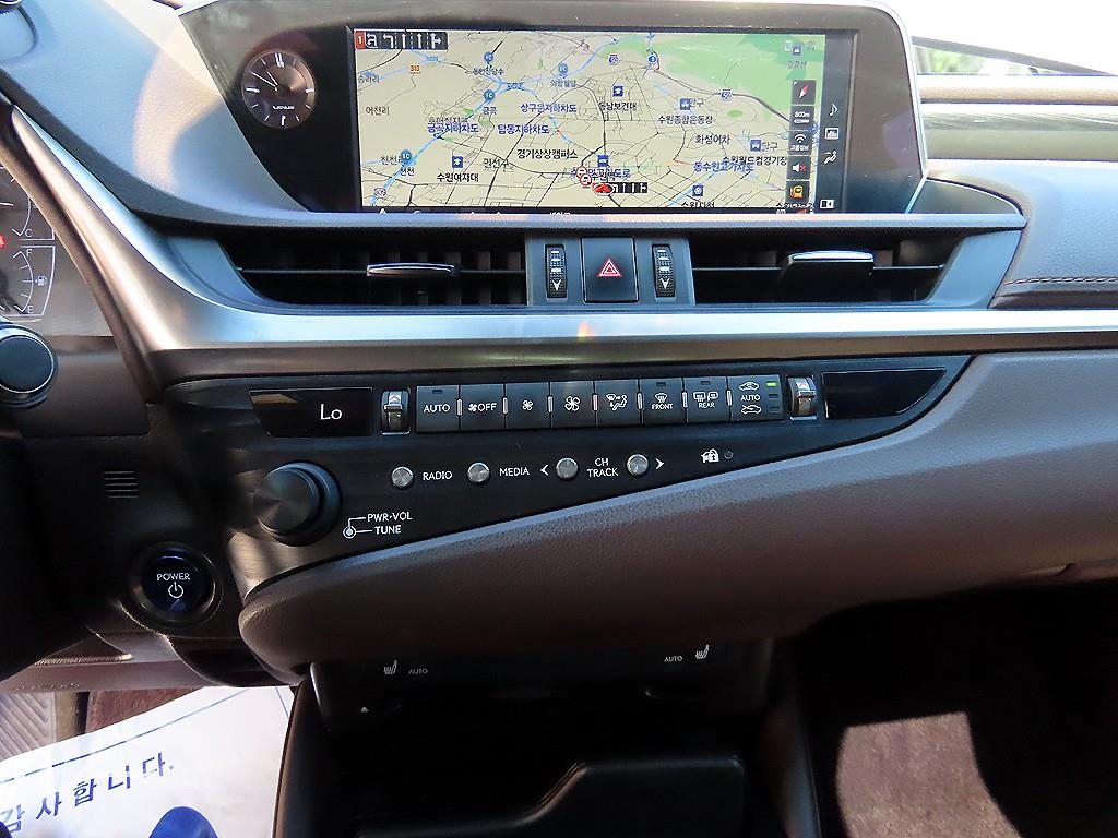 Lexus ES — photo 14