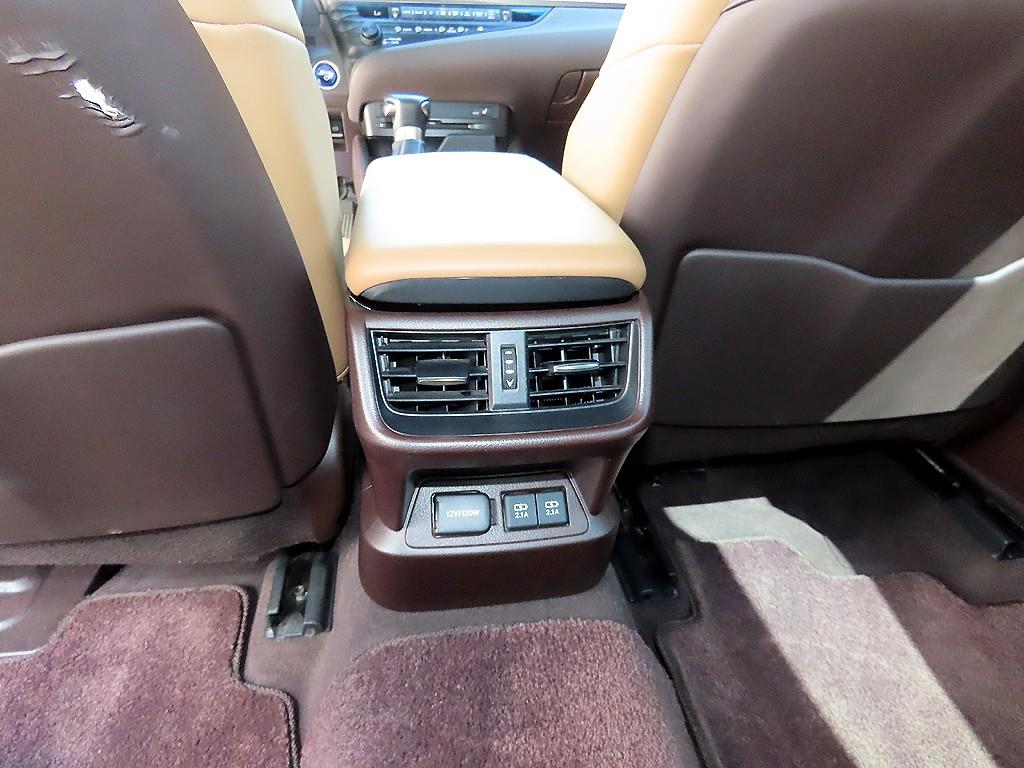 Lexus ES — photo 16