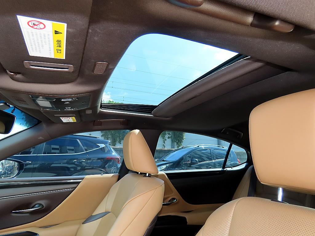 Lexus ES — photo 17