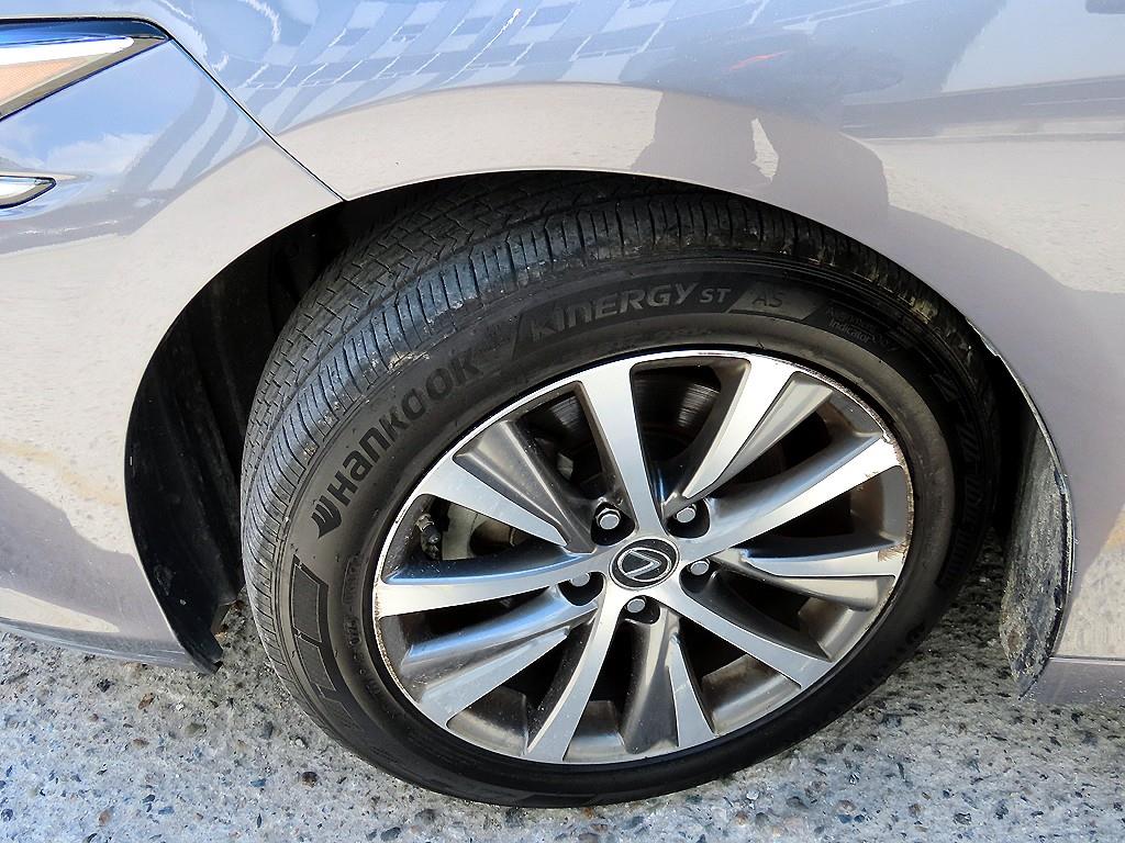 Lexus ES — photo 20