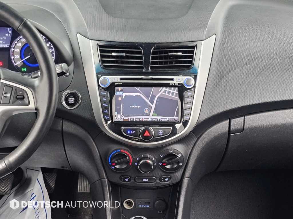 Hyundai Accent — photo 14
