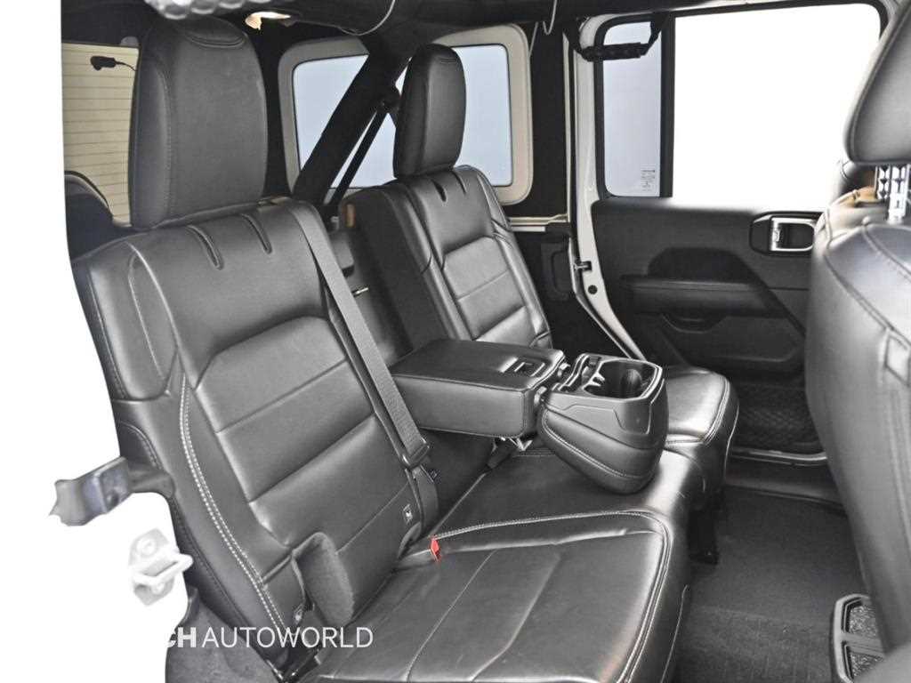 Jeep Wrangler — photo 12