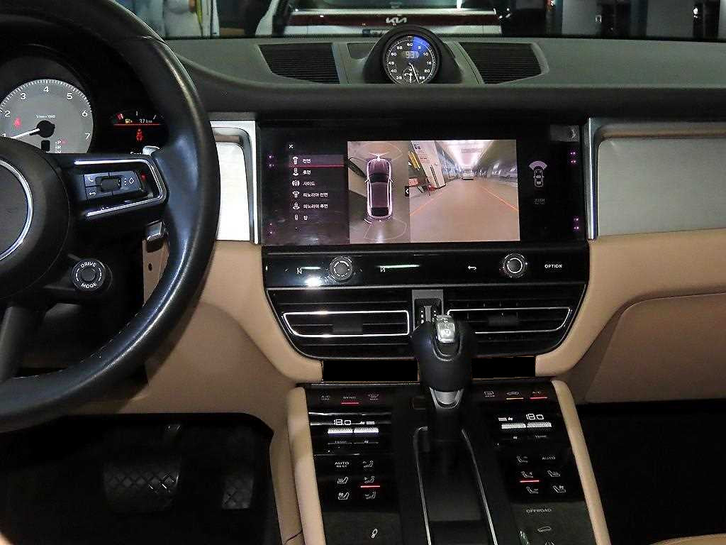 Porsche Macan — photo 11