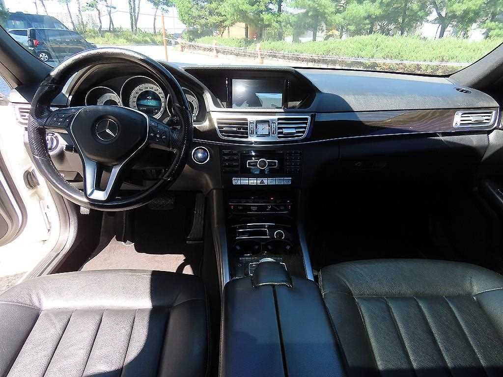 Mercedes-Benz E-Class — photo 07