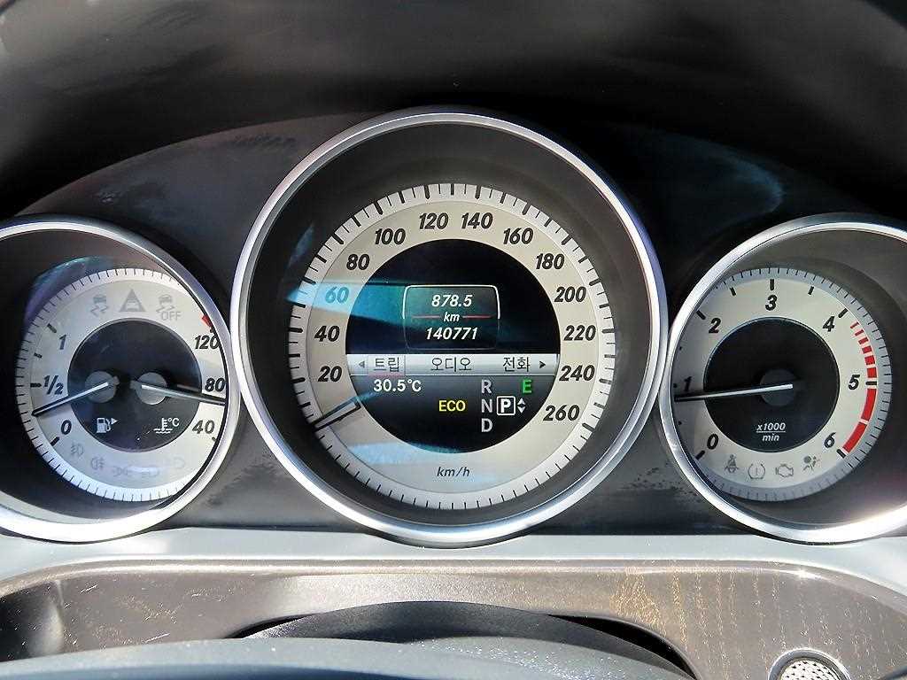 Mercedes-Benz E-Class — photo 09