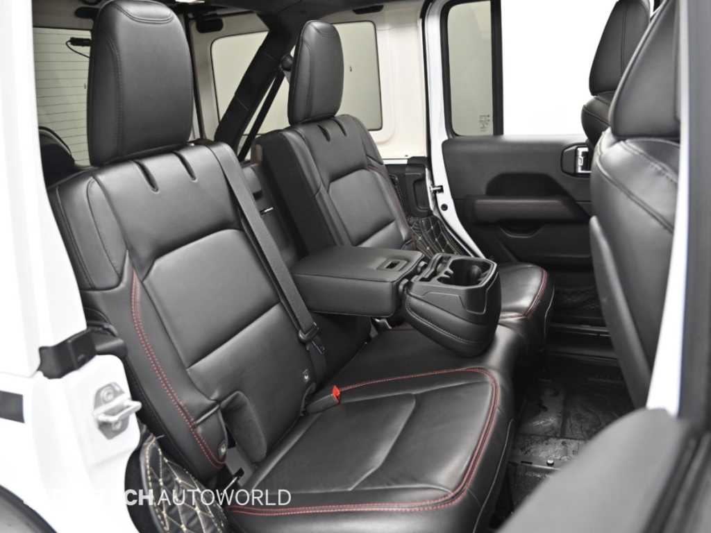 Jeep Wrangler — photo 12