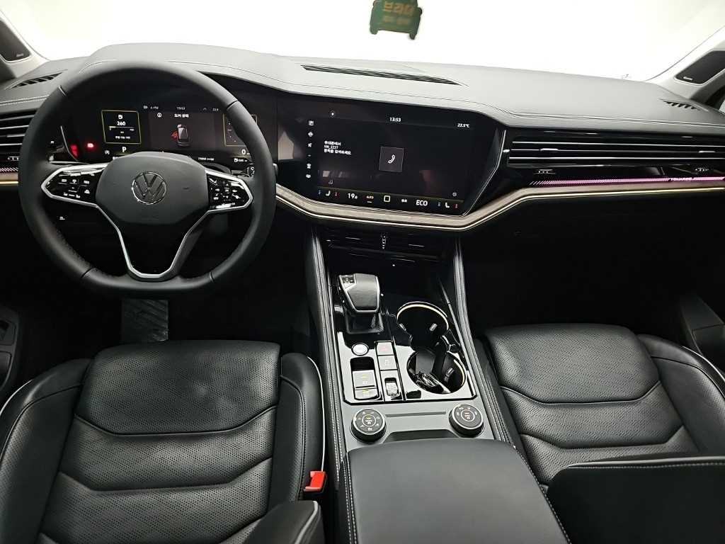 Volkswagen Touareg — photo 07