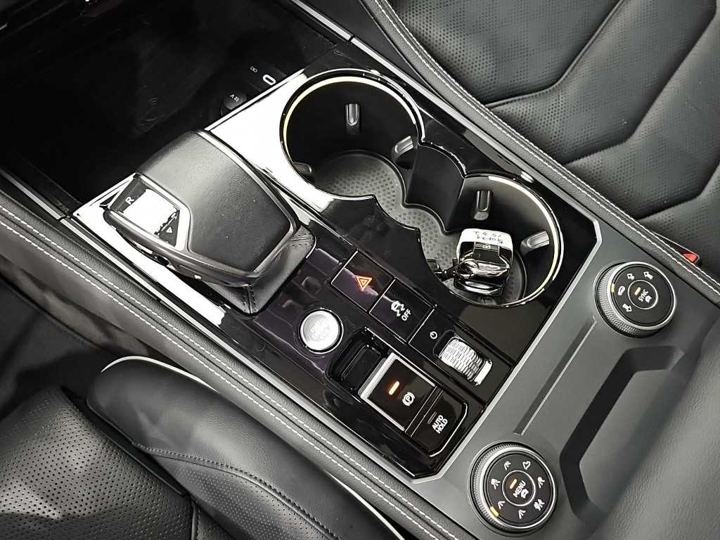 Volkswagen Touareg — photo 08