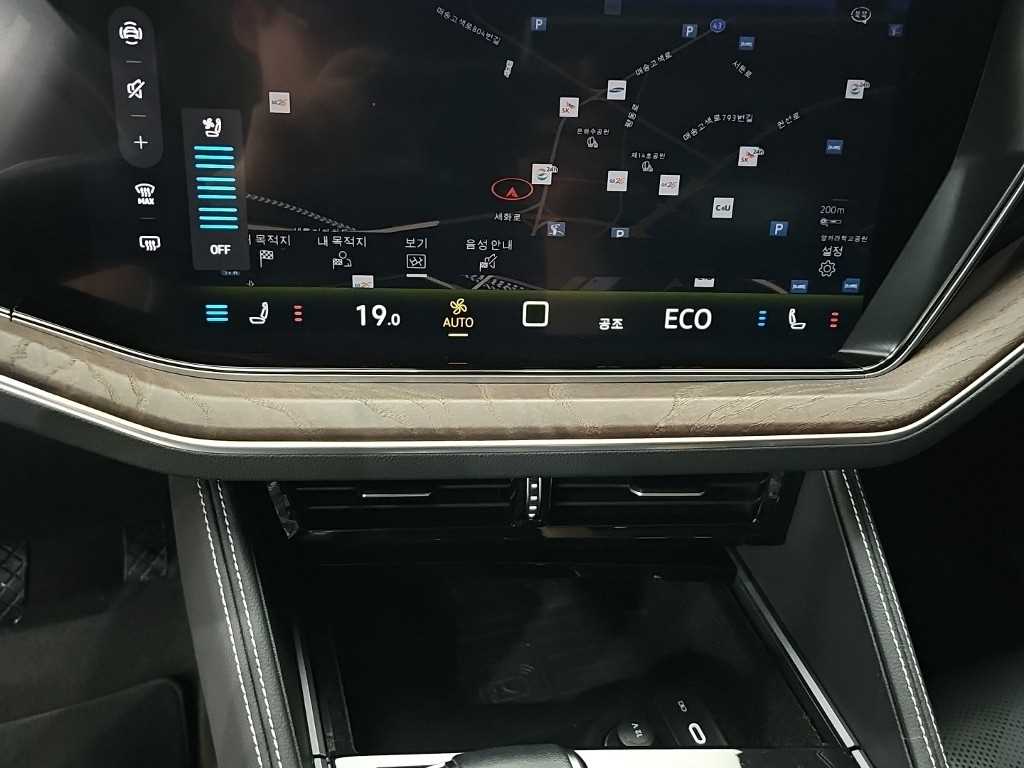 Volkswagen Touareg — photo 10
