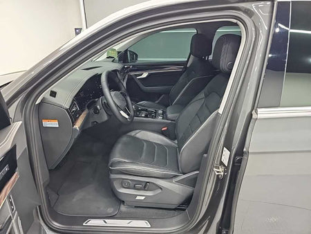 Volkswagen Touareg — photo 11
